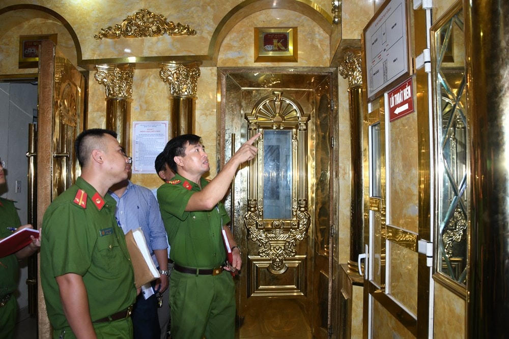 Lực lượng chức năng kiểm tra PCCC tại karaoke OSAKA 