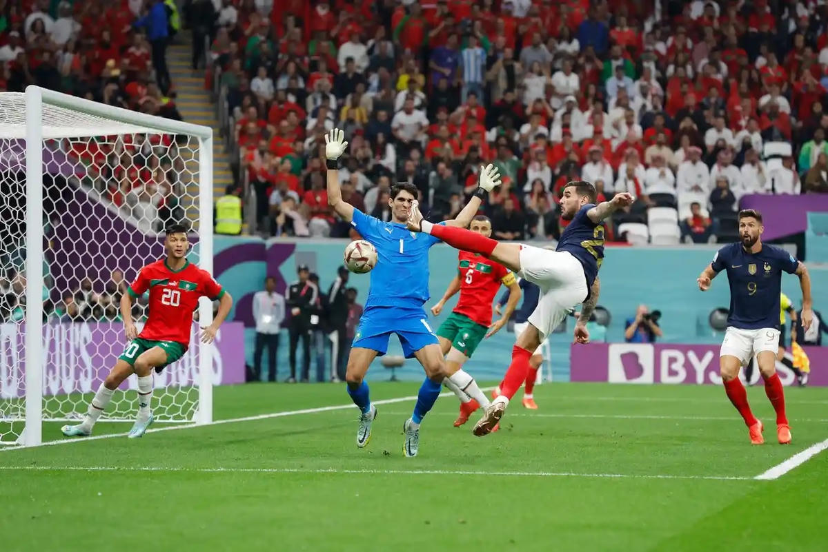 Theo Hernandez tung người dứt điểm đẹp mắt mở tỉ số trận đấu.