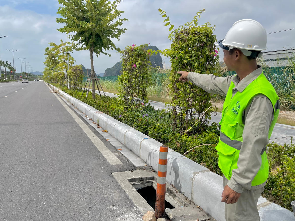 Công nhân của Công ty 236 đã đặt chóp cảnh báo ở các hố ga bị mất nắp nhưng những chiếc chóp này cũng đã “không cánh mà bay”.