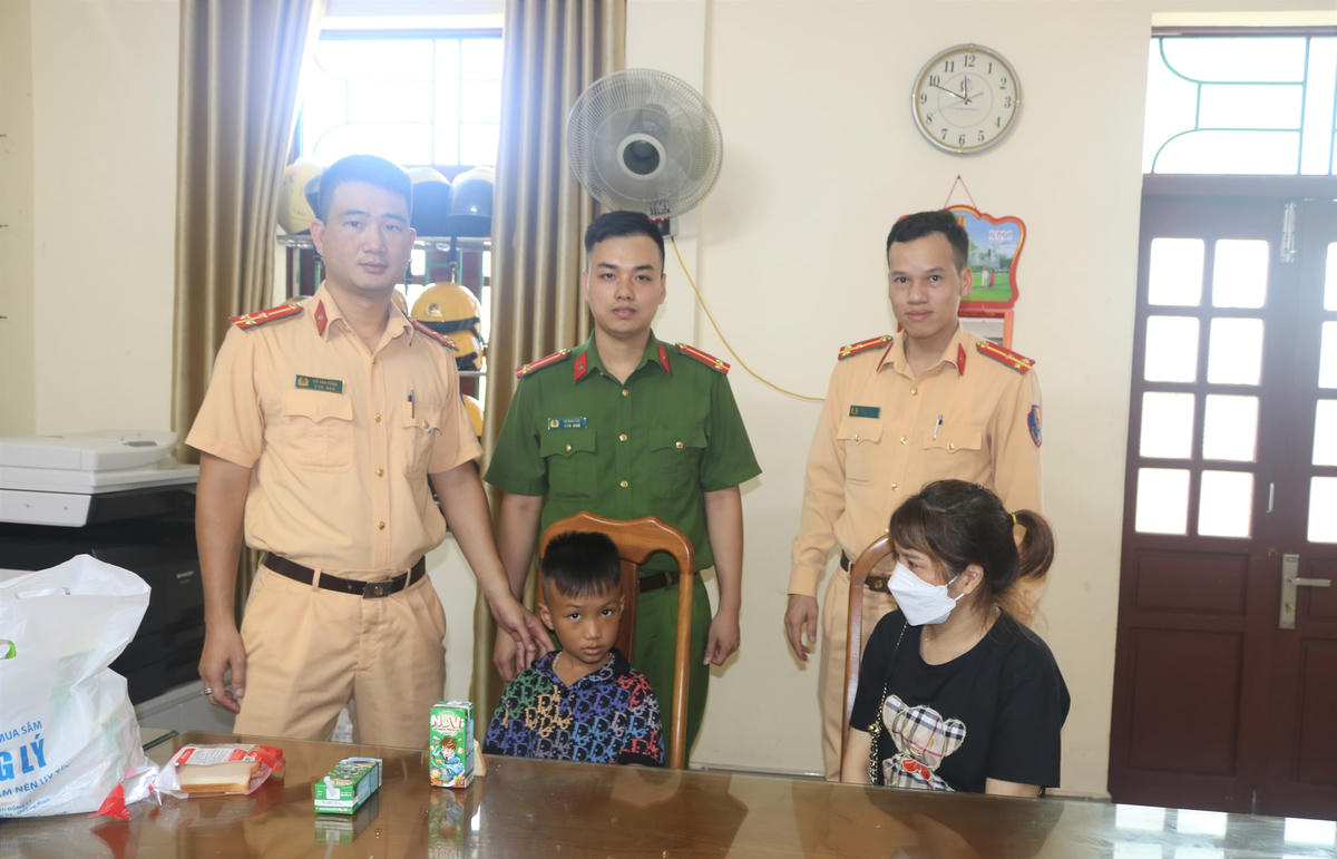 Trưa ngày 30/5, cháu H. đã được Công an TP Móng Cái bàn giao về với mẹ.