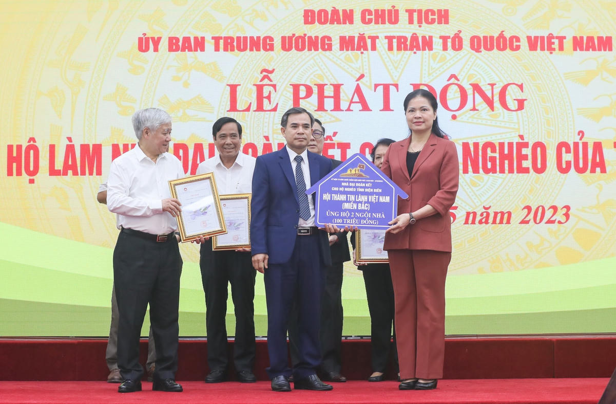 Ông Phùng Văn Sơn, đại diện Hội thánh Tin Lành Việt Nam (miền Bắc) trao kinh phí ủng hộ xây dựng nhà Đại đoàn kết tại chương trình. Ảnh: Quang Vinh.