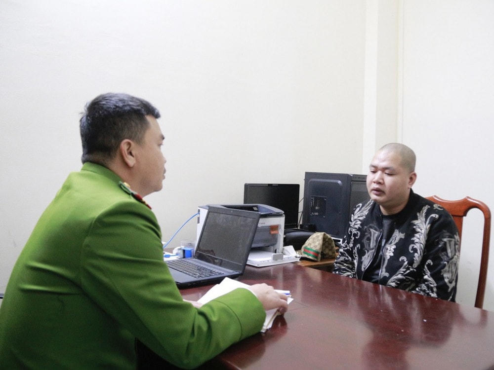 Đối tượng Bùi Văn Tiến tại cơ quan công an.