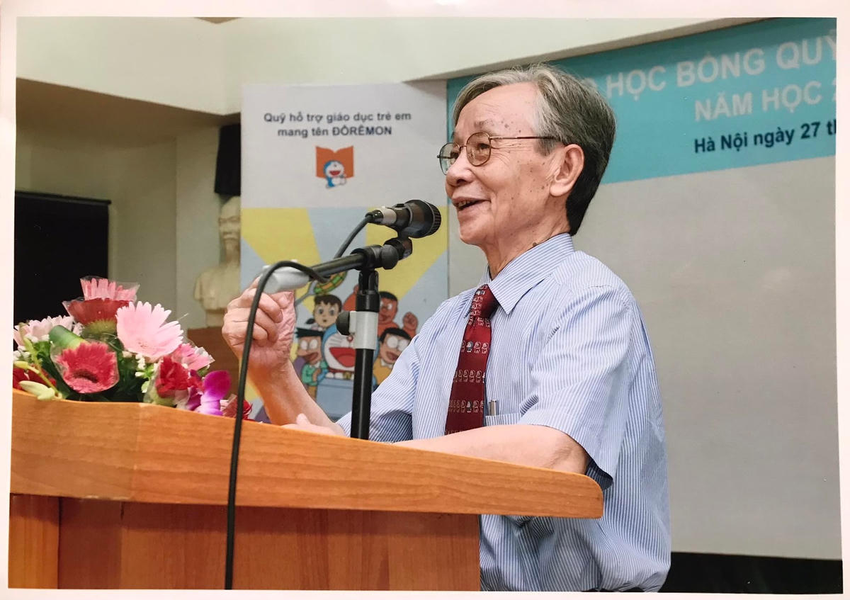 Ông Nguyễn Thắng Vu phát biểu trong một buổi lễ trao học bổng Đô rê mon.