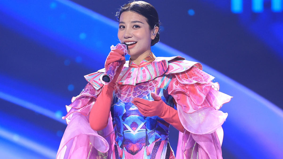 Sứa Thủy Tinh trong "Ca sĩ mặt nạ" là Phượng Vũ.