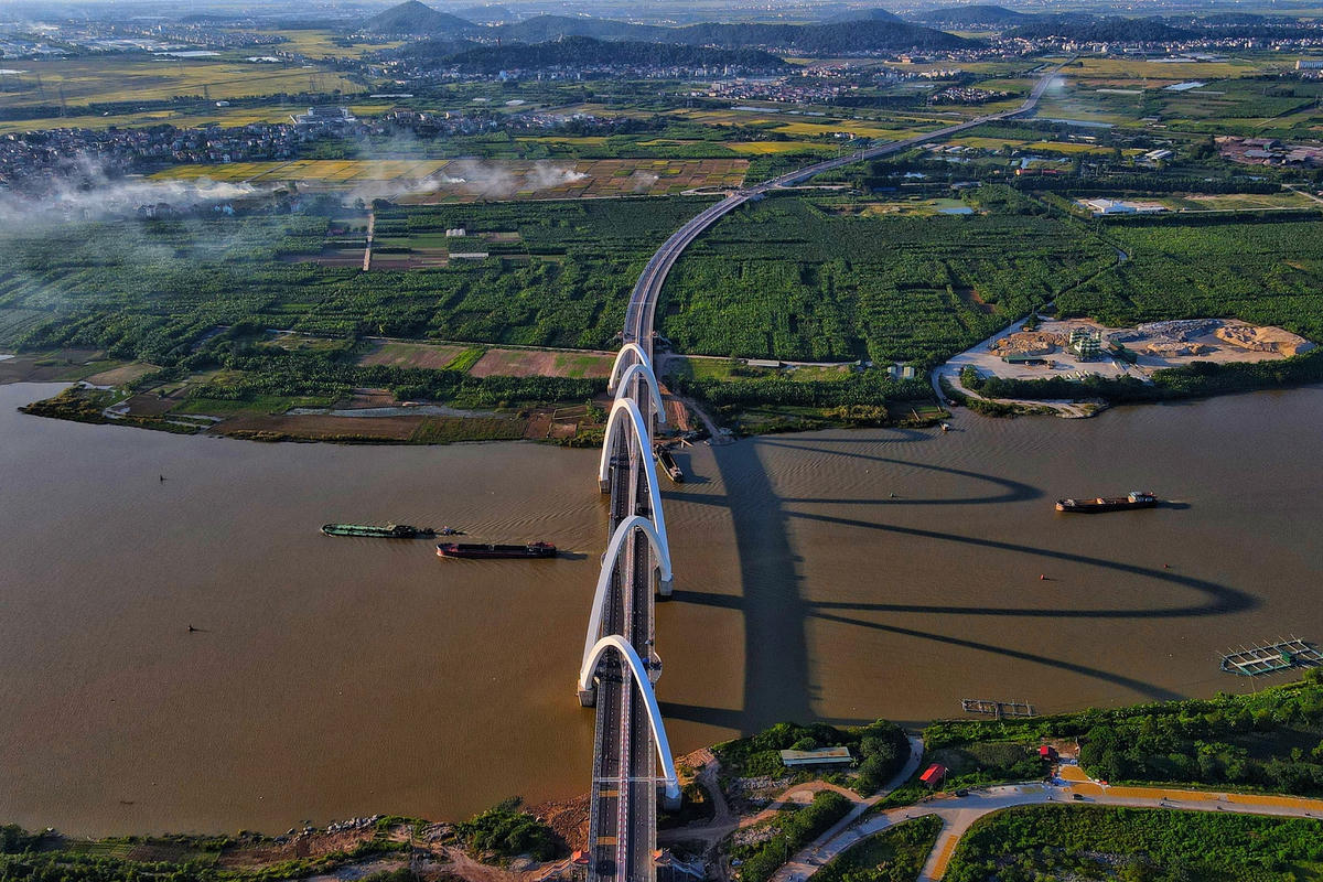 Bắc Ninh: Cầu nghìn tỷ chưa khánh thành, hàng quán đã bủa vây
