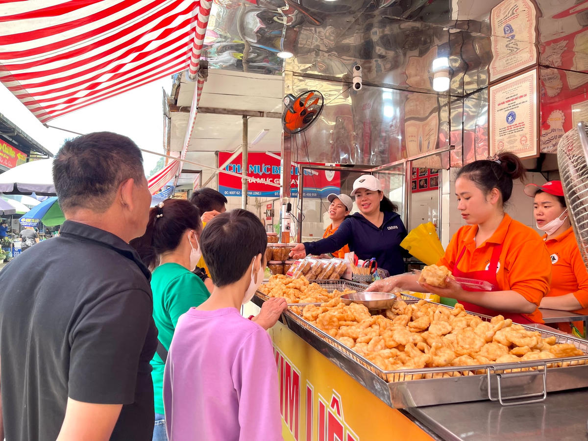 Chả mực là một trong những đặc sản nổi tiếng của Quảng Ninh được nhiều khách du lịch lựa chọn thưởng thức và mua về làm quà. 