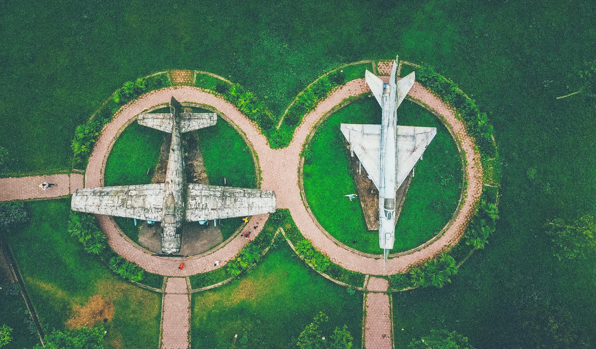Hai xác máy bay được trưng bày ngoài trời tạo điểm nhấn cho du khách khi đến tham quan khu di tích Ngã ba Đồng Lộc. Trong đó có 1 máy bay AD-6.