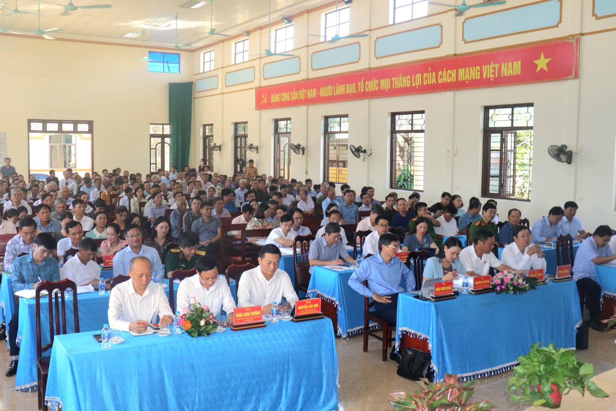 Toàn cảnh hội nghị tiếp xúc cử tri tại cụm xã Kim Mỹ và Cồn Thoi.