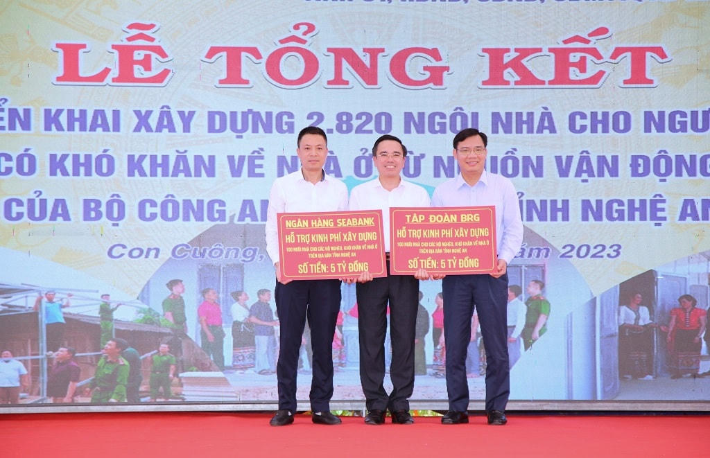 Ông Lê Văn Ngọc, Phó Chủ tịch Thường trực Uỷ ban MTTQ tỉnh Nghệ An tiếp nhận số tiền ủng hộ của các đơn vị tài trợ cho Chương trình xây nhà cho người nghèo, người có khó khăn về nhà ở trên địa bàn tỉnh Nghệ An.