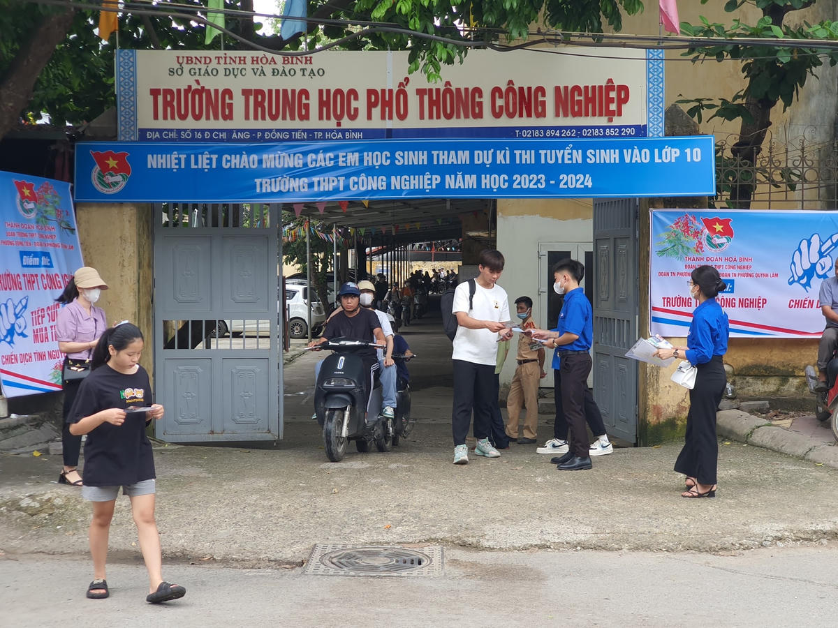 Lực lượng CSGT cùng các bạn Đoàn viên tình nguyện có mặt tại các điểm thi để hỗ trợ thí sinh.