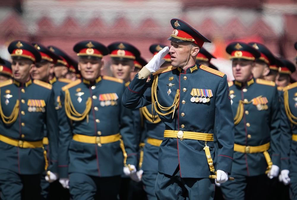 Các quân nhân Nga diễu hành trong cuộc diễu binh kỷ niệm Ngày Chiến thắng ở Moscow, Nga. Ảnh: AP.