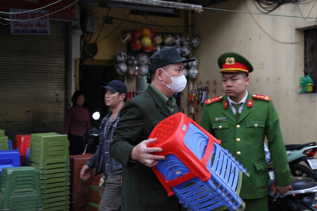 Thiếu tá Đỗ Ngọc Lộc, Phó Đội trưởng Đội CSTT  Công an quận Hoàn Kiếm cho biết, từ đầu năm 2023 đến nay Công an quận Hoàn Kiếm đã phối hợp với các đơn vị chính quyền, ban ngành, đoàn thể tại cấp cơ sở để tuyên truyền. Bên cạnh đó, Công an quận cũng tăng cường các tổ công tác để xử lý, giải quyết các vi phạm liên quan đến trật tự đô thị trên địa bàn.