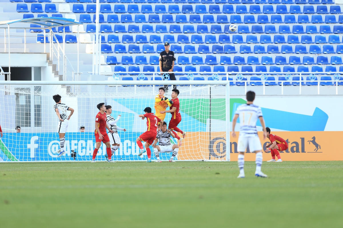 Quan Văn Chuẩn khiến các đồng đội an tâm rất nhiều với những pha ra vào hợp lý.