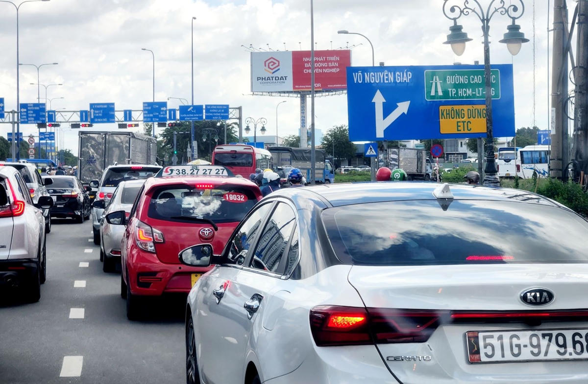 Ô tô xếp hàng dài tại nút giao An Phú.