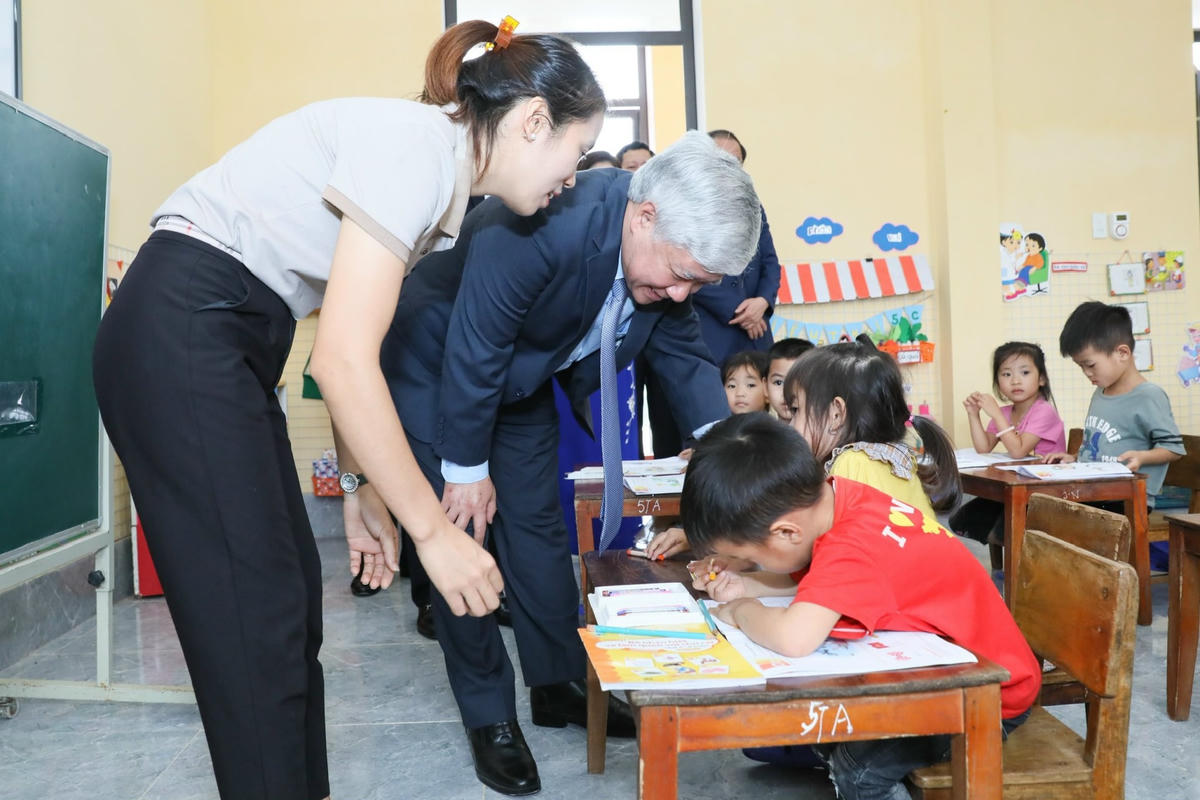 Bí thư Trung ương Đảng, Chủ tịch UBTƯ MTTQ Việt Nam Đỗ Văn Chiến thăm các cháu học sinh Trường Mầm non Quy Mông, huyện Trấn Yên