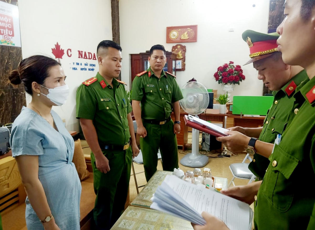 Cơ quan CSĐT đọc lệnh khám xét nơi ở và làm việc của đối tượng Nguyễn Thị Hồng Nhung.