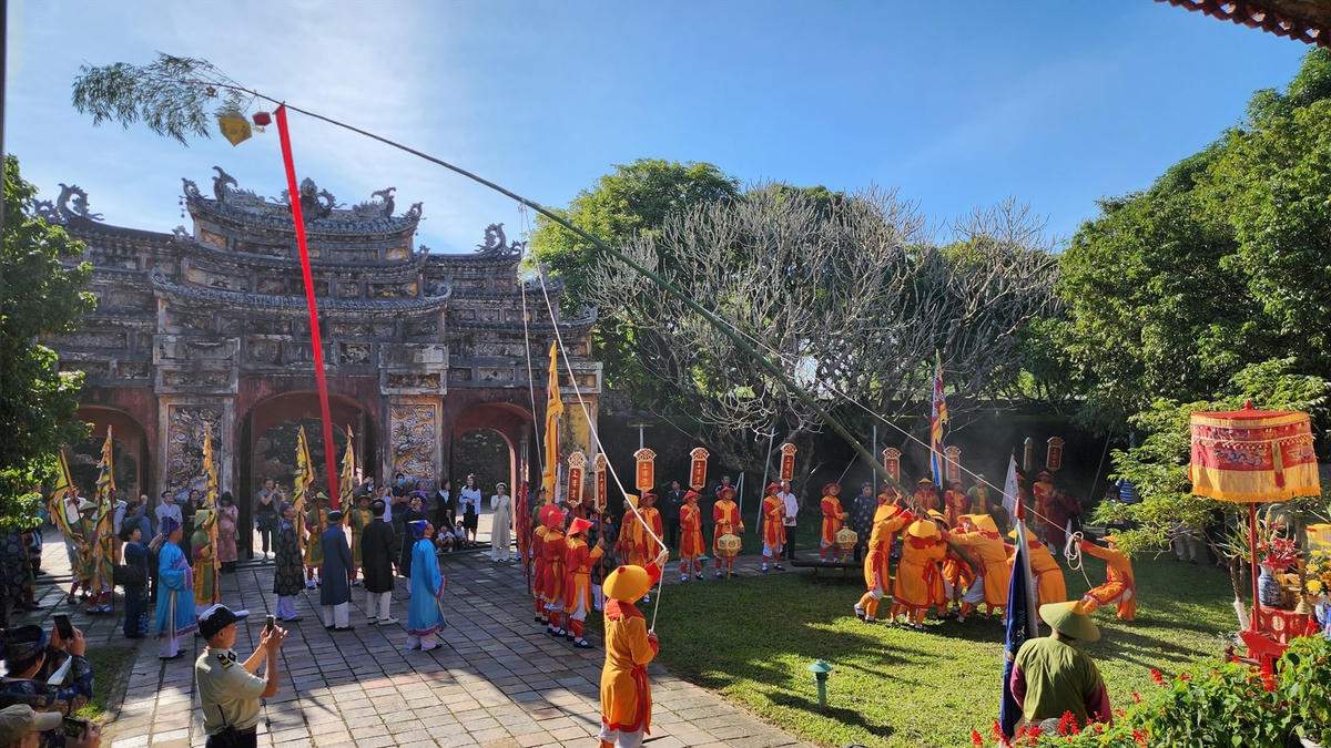 Lễ dựng nêu trong Đại Nội, ngày 23 tháng Chạp.