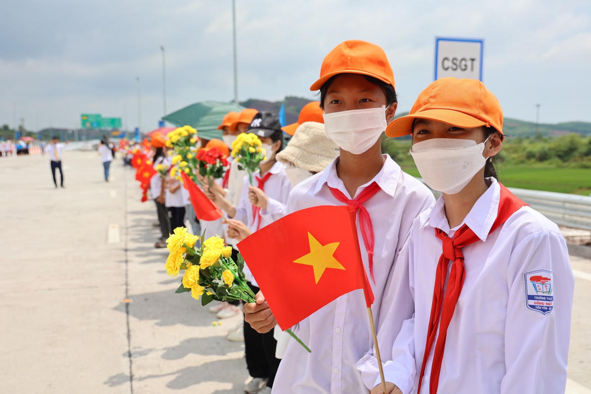 [Ảnh] Cao tốc Vân Đồn - Móng Cái trong ngày đầu thông xe