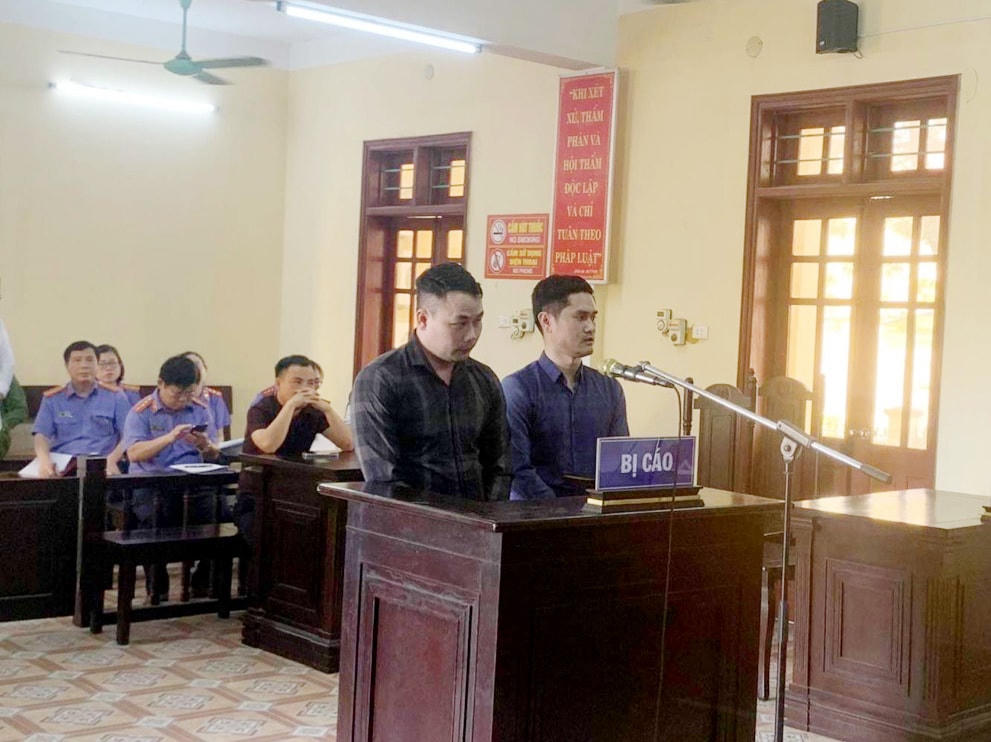 Hai bị cáo Trần Đình Nhất (bên trái) và Lê Đức Tùng tại phiên xử.