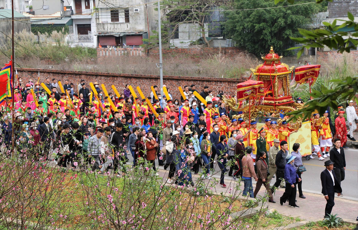 Hưng Nhượng Đại Vương Trần Quốc Tảng là con thứ 3 của Quốc Công Tiết Chế Hưng Đạo Đại Vương Trần Quốc Tuấn và là dũng tướng có công với dân, với nước, 2 lần được cử ra Cửa Suốt, một vị trí chiến lược của vùng Đông Bắc để trấn giữ.