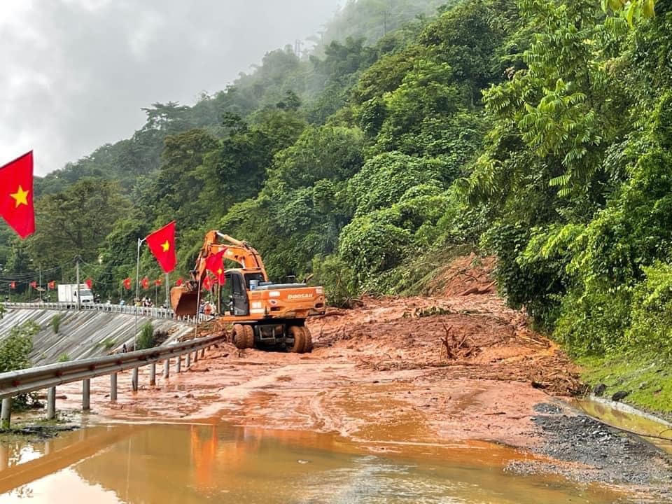 Sáng ngày 5/9, lực lượng chức năng đang nỗ lực mở thông tuyến đường trên địa bàn huyện Kỳ Sơn.