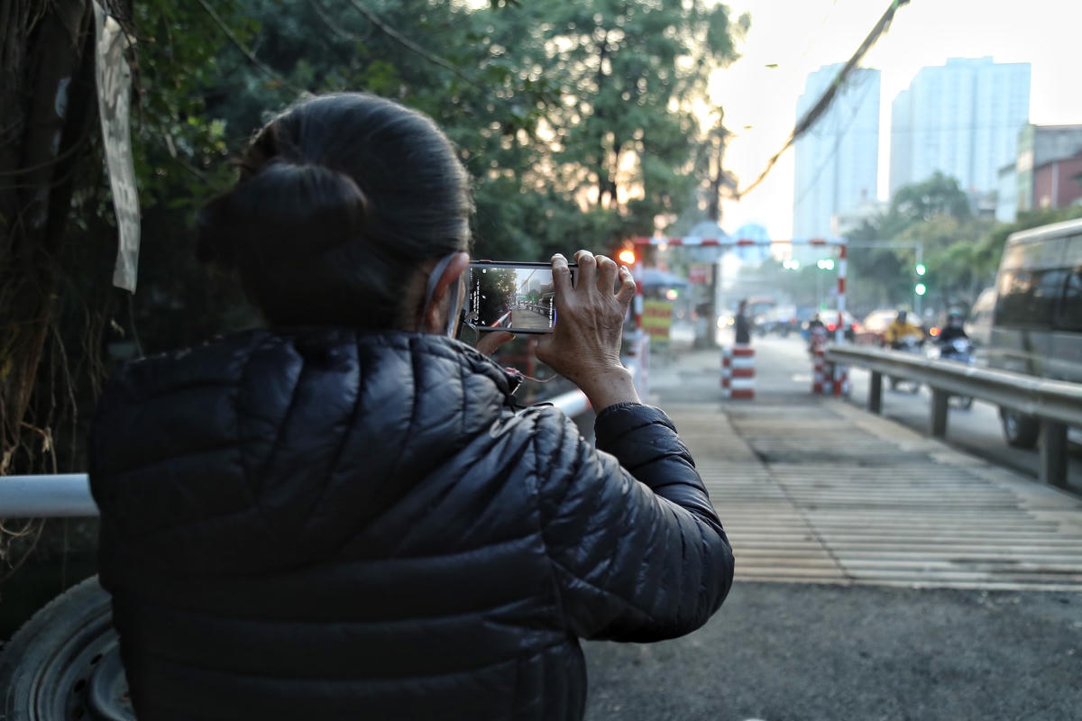 Người dân vui mừng khi thoát khỏi cảnh ùn tắc.