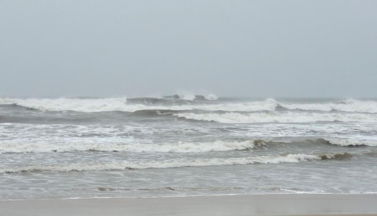 Sóng biển ở bãi tắm Tam Thanh vào chiều 27/9.