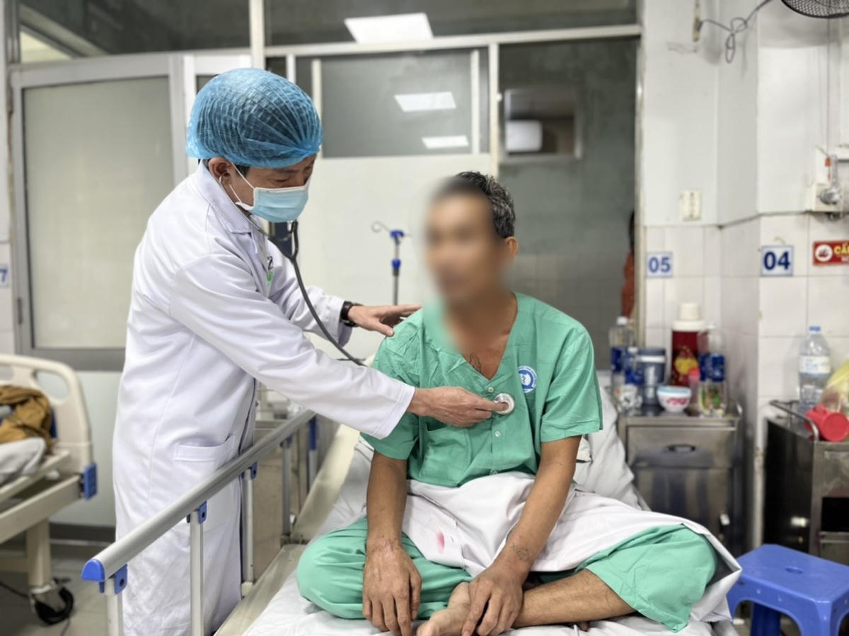 Bác sĩ của BVĐK Quảng Nam điều trị cho bệnh nhân K.