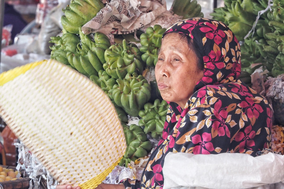Các tiểu thương đều tỏ ra mệt mỏi dưới thời tiết nóng nực này.