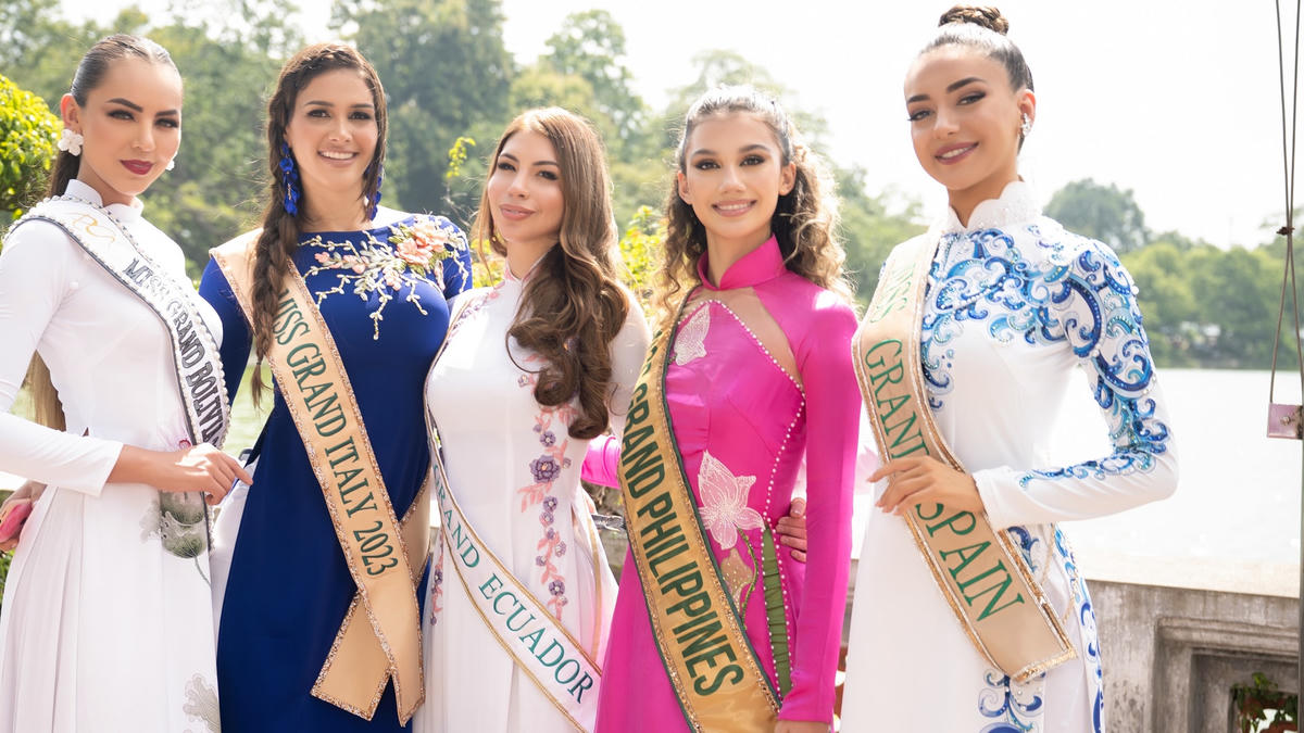 Về phía các thí sinh, các cô gái bày tỏ niềm yêu thích với áo dài truyền thống của Việt Nam. Các người đẹp cho rằng bên cạnh nét thanh lịch, kín đáo, áo dài cũng tôn lên vóc dáng, vẻ đẹp, nét nữ tính và tăng sự tự tin cho họ khi diện lên người.