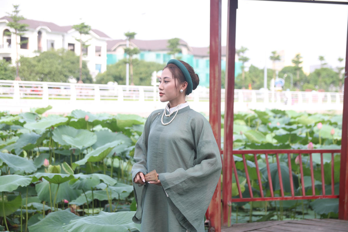 Các bạn trẻ Hà Nội tranh thủ đi vào những ngày thường để vắng vẻ và không phải chờ có chỗ chụp ảnh.