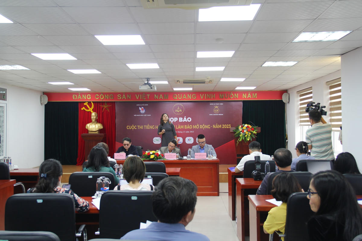 Toàn cảnh buổi họp báo.