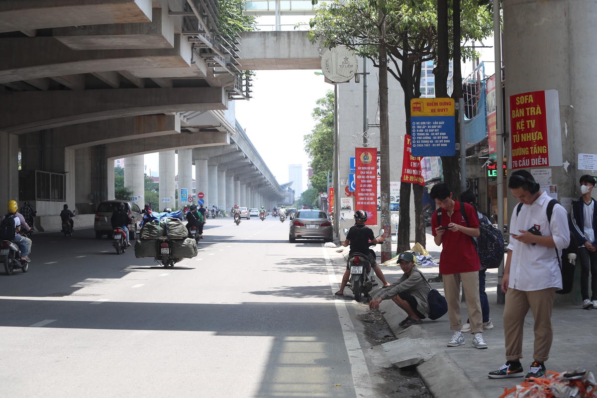 Hiện tại, trên dọc lộ trình tàu Nhổn - Ga Hà Nội đang có 31 tuyến buýt hoạt động và đủ điều kiện kết nối với đoạn tuyến đường sắt trên cao Nhổn - Cầu Giấy. Dự kiến sẽ có thêm 12 tuyến buýt kết nối với đường sắt đô thị, trong đó có 3 tuyến được điều chỉnh.