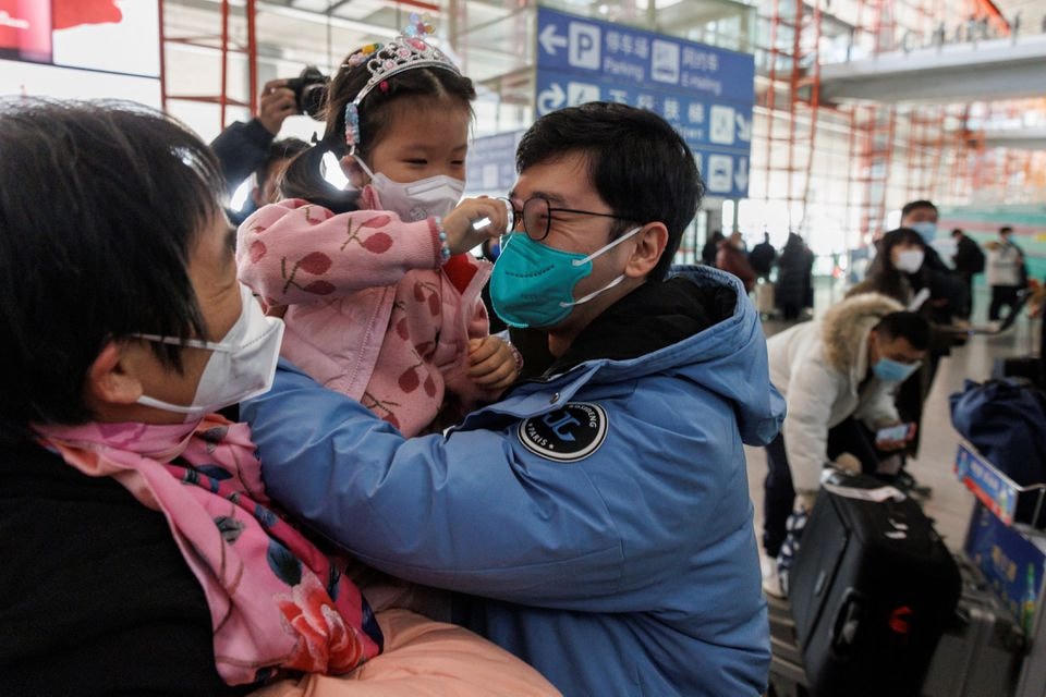 Niềm vui vỡ òa khi các gia đình có người thân ở nước ngoài đoàn tụ sau 3 năm xa cách. Ảnh: AFP.