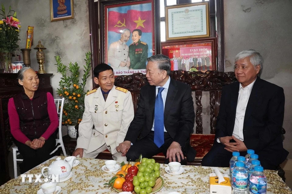 Tổng Bí thư Tô Lâm thăm hỏi, chúc Tết Anh hùng Lực lượng vũ trang nhân dân Đinh Quốc Phòng. (Ảnh: Thống Nhất/TTXVN)
