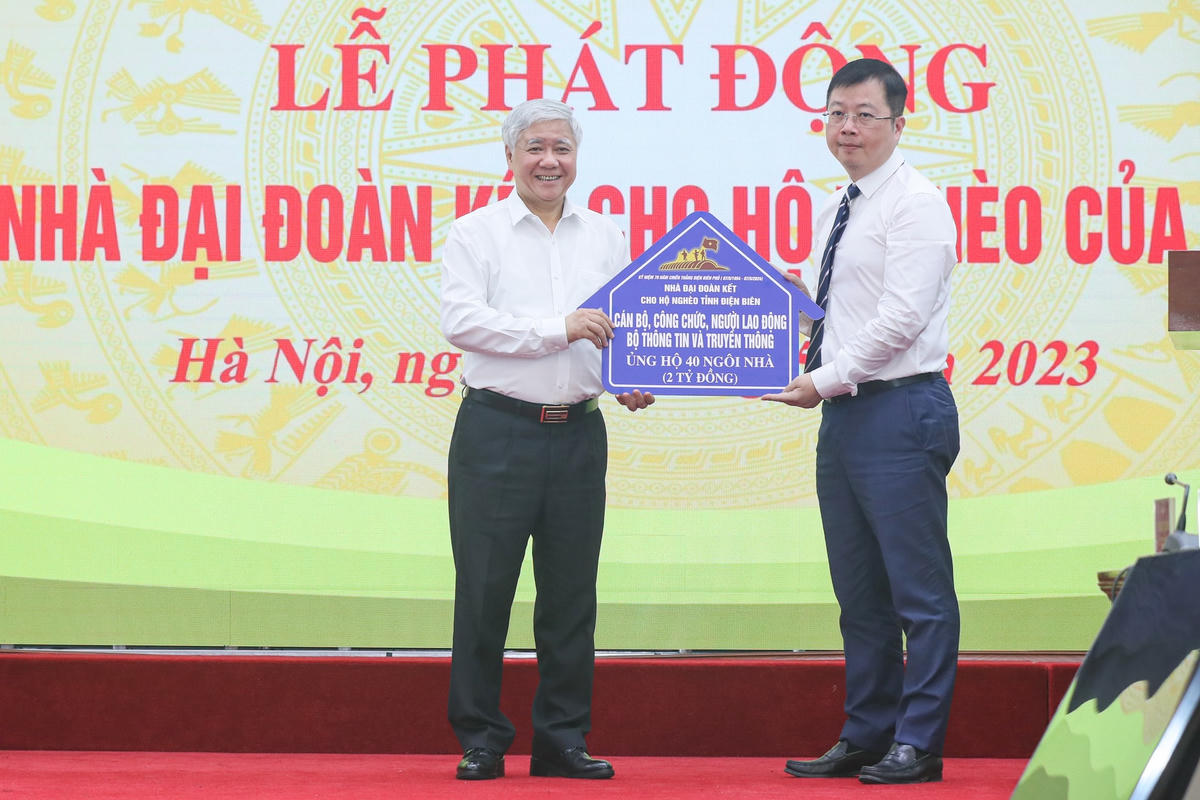 Bí thư Trung ương Đảng, Chủ tịch UBTƯ MTTQ Việt Nam Đỗ Văn Chiến tiếp nhận ủng hộ xây nhà Đại đoàn kết cho tỉnh Điện Biên từ Bộ Thông tin và Truyền thông. Ảnh: Quang Vinh.  