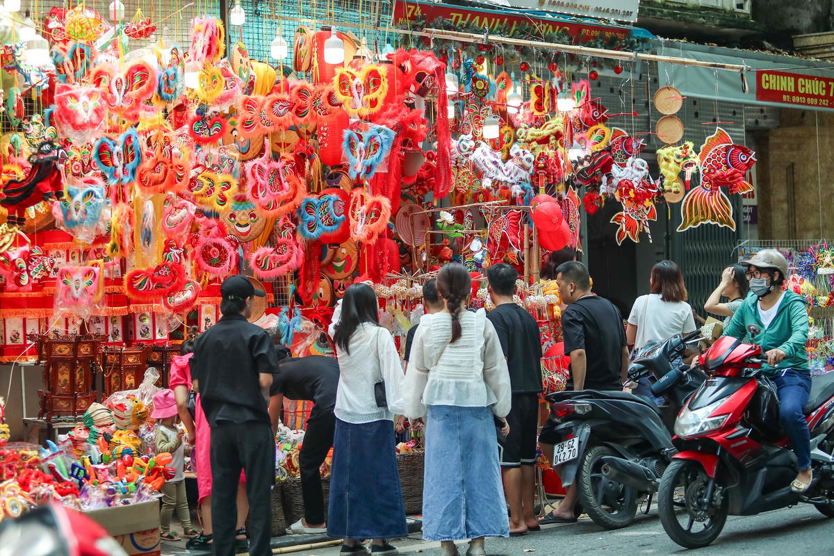 Để làm đẹp không gian nhà, cửa, nhiều bạn trẻ đã đến phố Hàng Mã.