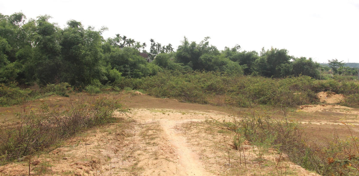 Một đoạn dự án đường tránh lũ chưa được xây dựng.