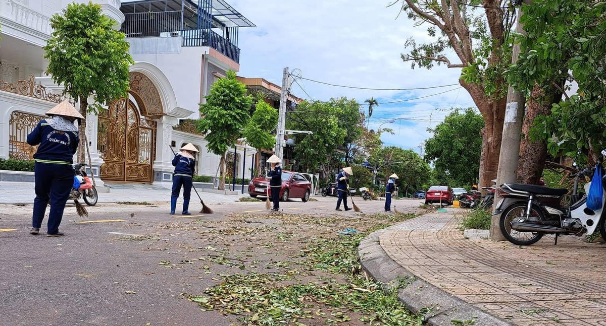 Công nhân vệ sinh môi trường khẩn trương thu dọn rác thải sau bão.