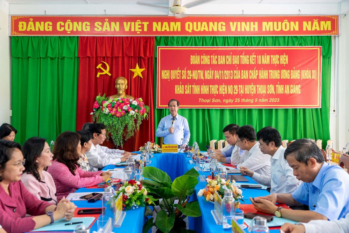 doan-cong-tac-bo-gddt-khao-sat-va-lam-viec-tai-truong-thcs-dinh-thanh-huyen-thoai-son-an-giang.jpg