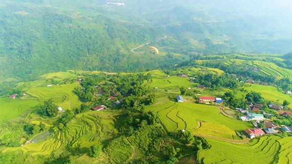 Bản làng Hồng Thái nằm giữa núi đồi trùng điệp, xung quanh là vô vàn ruộng bậc thang vàng rực lúa chín, hệt như bức tranh đồng quê trù phú tuyệt đẹp được người họa sĩ khắc họa khi hóa thân vào cảnh sắc nơi đây.