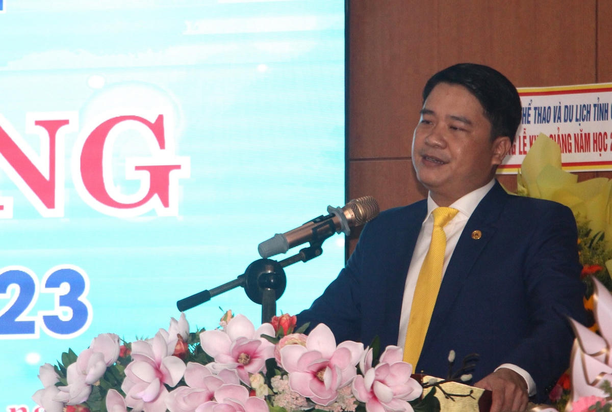 Ông Trần Văn Tân, Phó Chủ tịch UBND tỉnh Quảng Nam phát biểu khai giảng năm học.