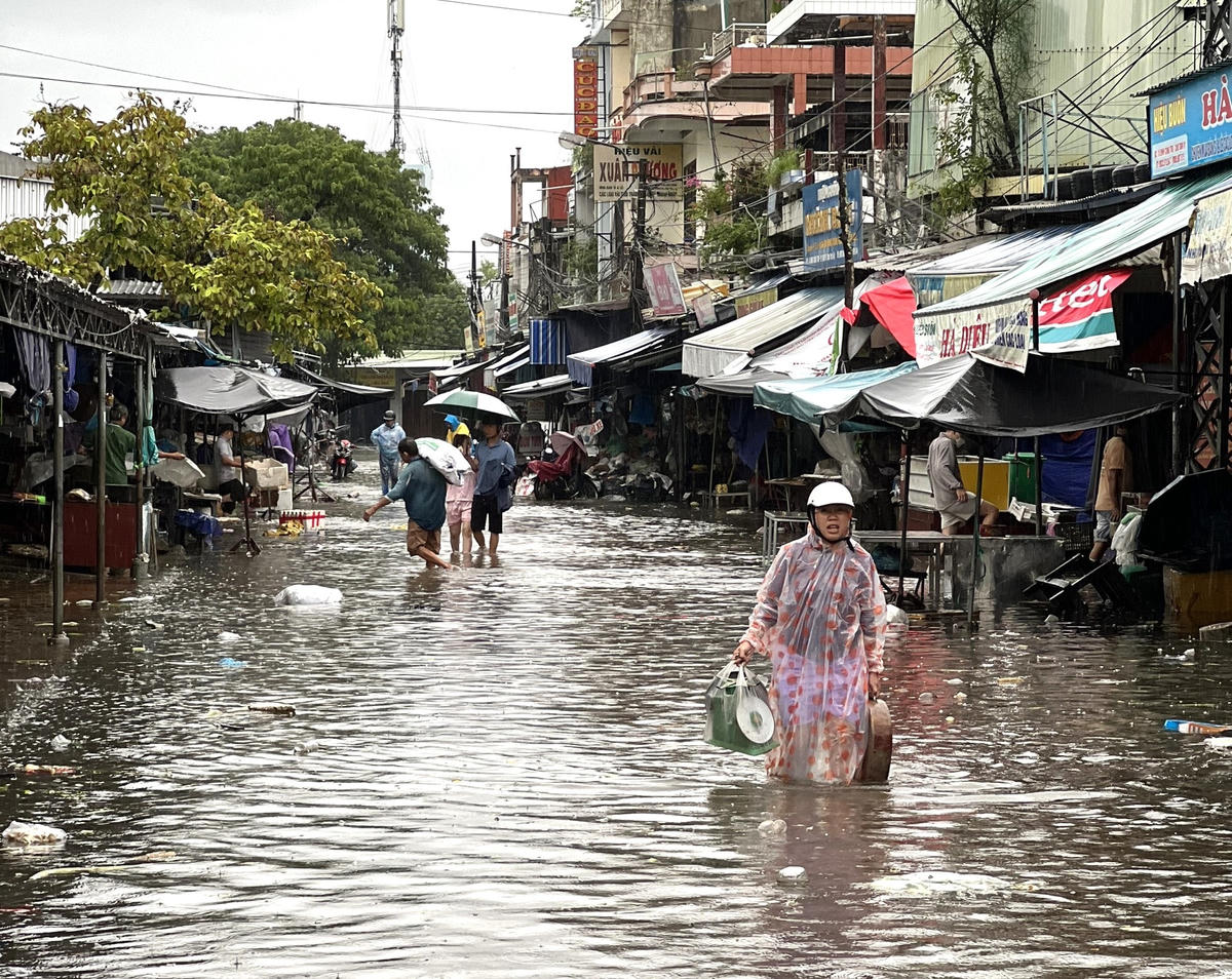 Khu vực chợ TP Tam Kỳ ngập nước.
