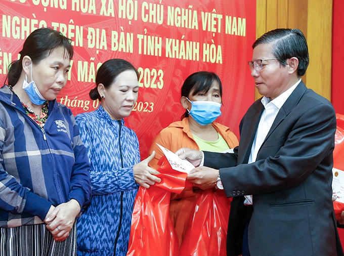 Ông Trần Ngọc Thanh, Chủ tịch Uỷ ban MTTQ Việt Nam tỉnh Khánh Hòa tặng quà tết cho người dân,