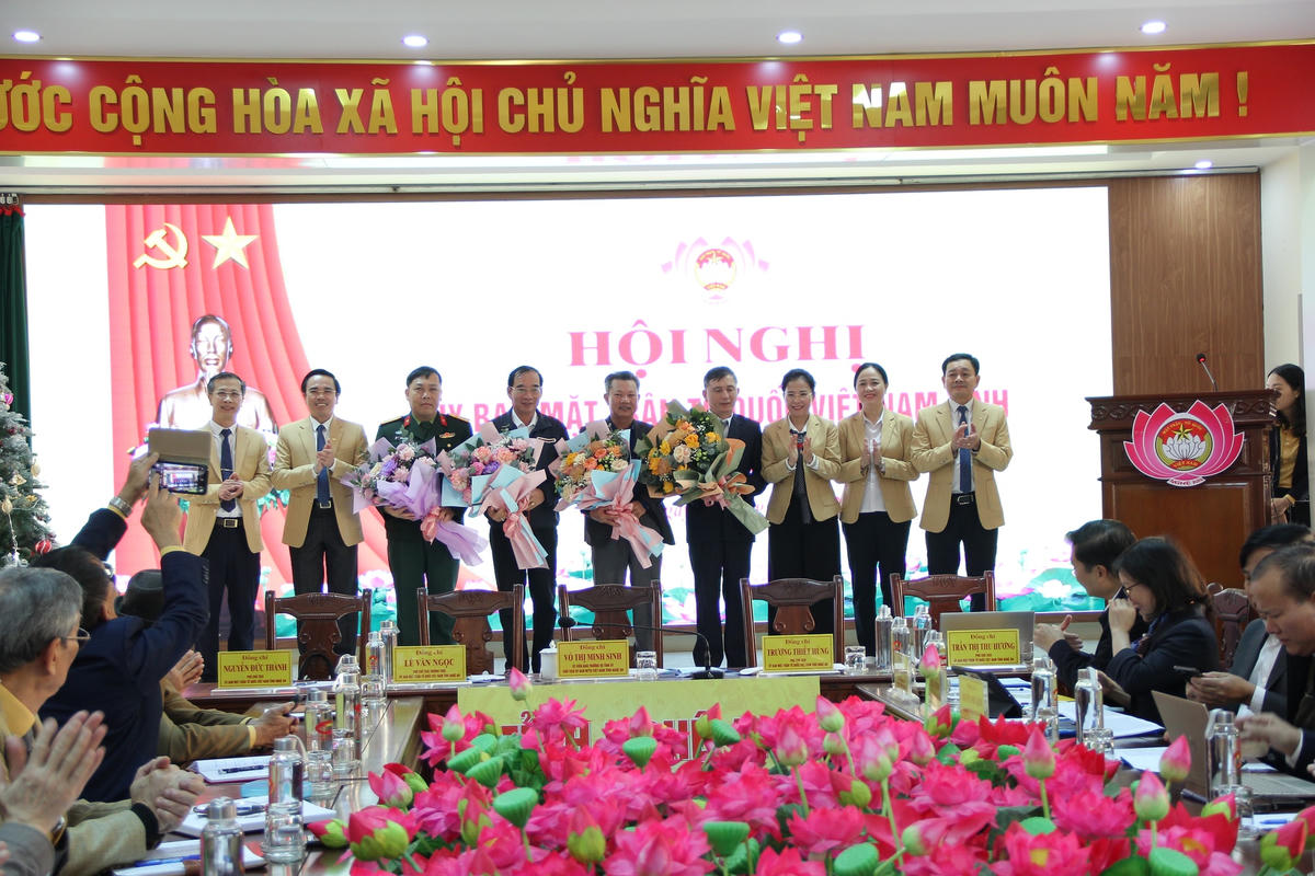 Tặng hoa chúc mừng các Uỷ viên uỷ ban MT được bầu bổ sung tại Hội nghị.