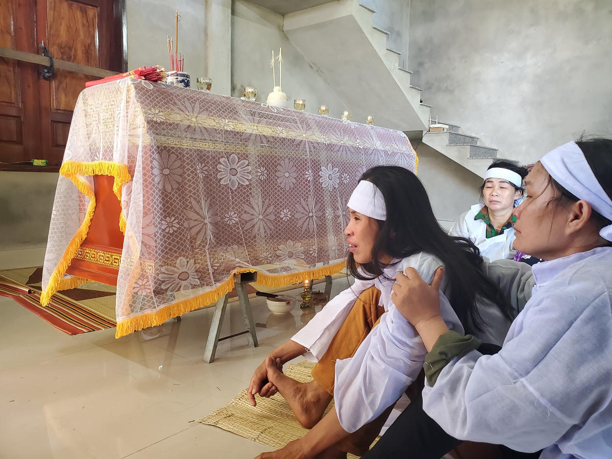 Tiếng khóc than bao trùm cả một miền quê yên bình.