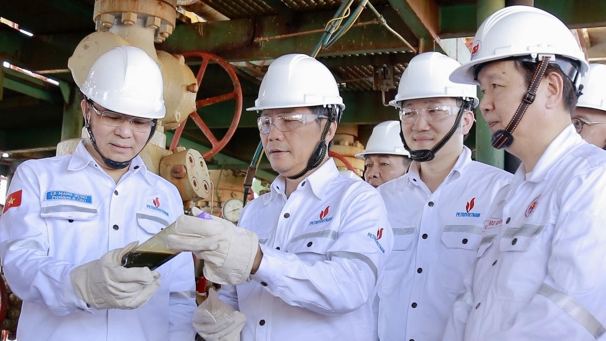 Trưởng Ban Kinh tế Trung ương Trần Tuấn Anh và đoàn công tác khảo sát tại giàn trung tâm số 2 mỏ Bạch Hổ