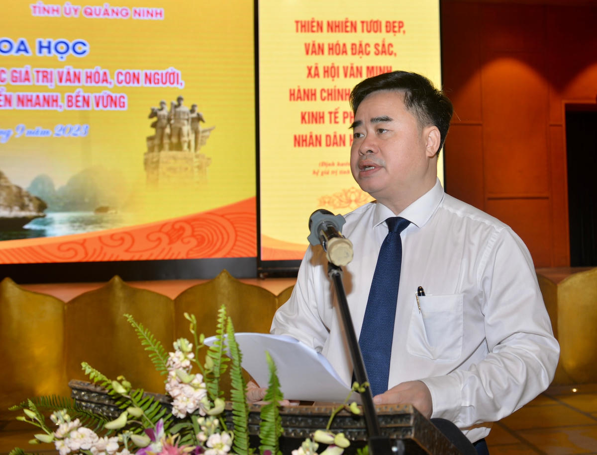 PGS, TS Phạm Minh Tuấn, Phó Tổng Biên tập Phụ trách Tạp chí Cộng sản báo cáo đề dẫn Hội thảo.