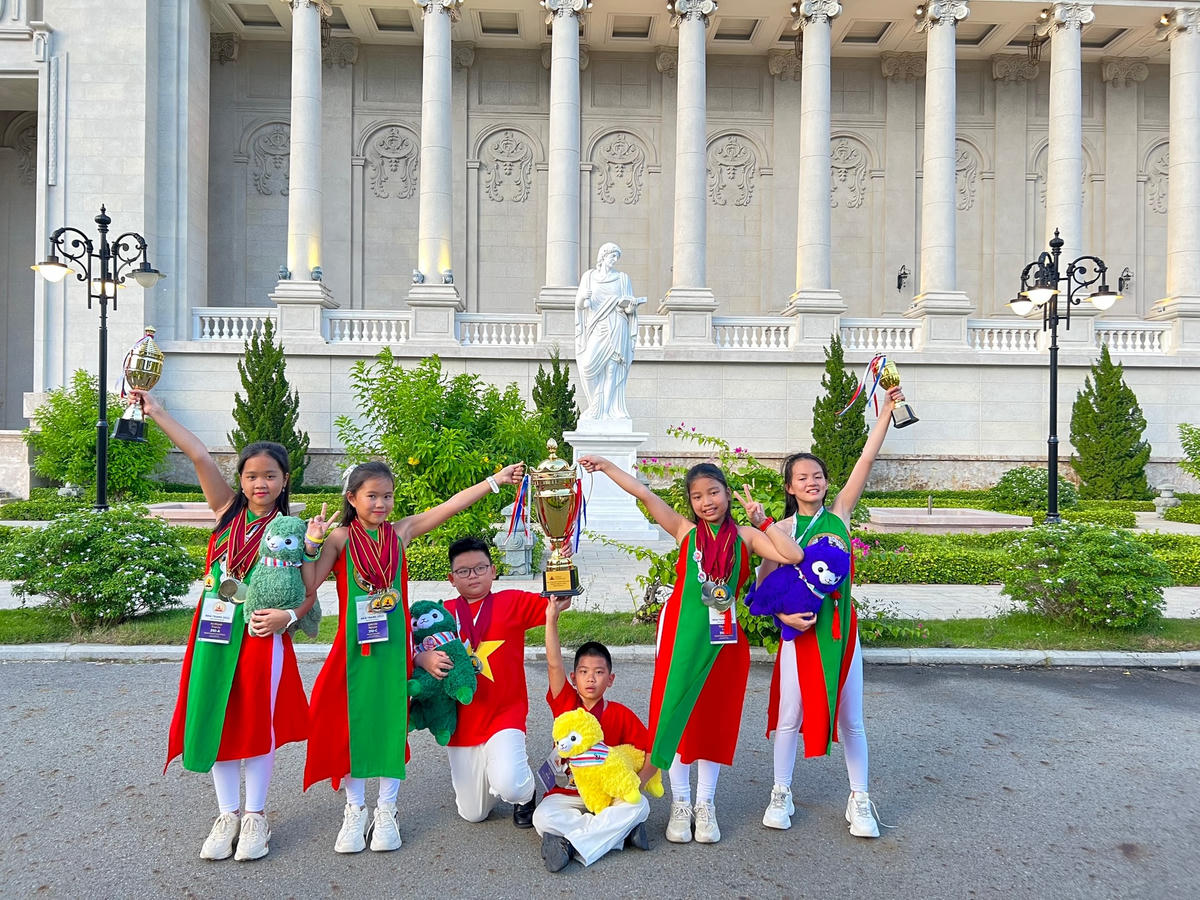 Nhóm học sinh tham gia cuộc thi "World Scholar's Cup 2022". Ảnh: NVCC.