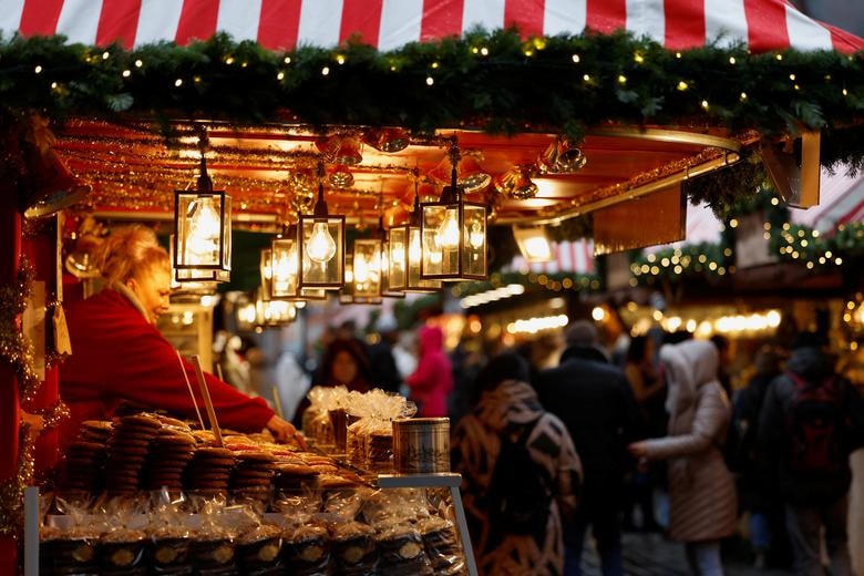 Mọi người ghé thăm "Nuernberger Christkindlesmarkt" (Chợ Chúa Hài đồng), một trong những chợ Giáng sinh lâu đời nhất thế giới, ở Nuremberg, Đức.